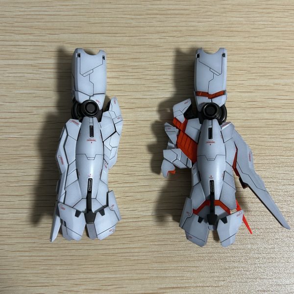 サイコフレームはプライマー処理ごに蛍光カラーレッドを2度重ね塗りしてます。少し透け感をだしたかったので、シルバー下地はしませんでした。ブラックライトで綺麗に光ります。（4枚目）