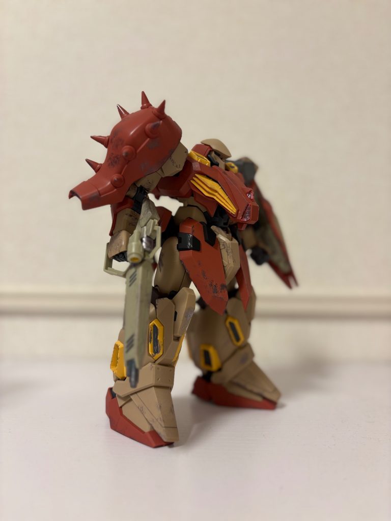 肩部スパイクアーマーが大ぶりで迫力あり。胸部のセンサーパーツも良いアクセントになっているのではないでしょうか。