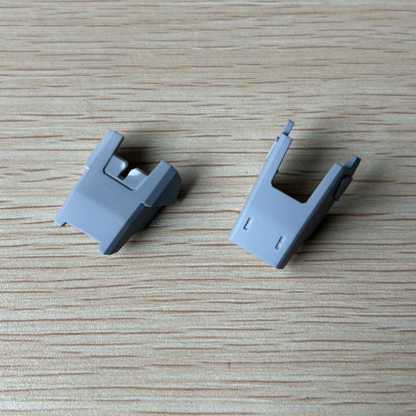 足全体に追加スジ彫りを施しつつ、短足化加工として踵をカットして短くしました。（3枚目）