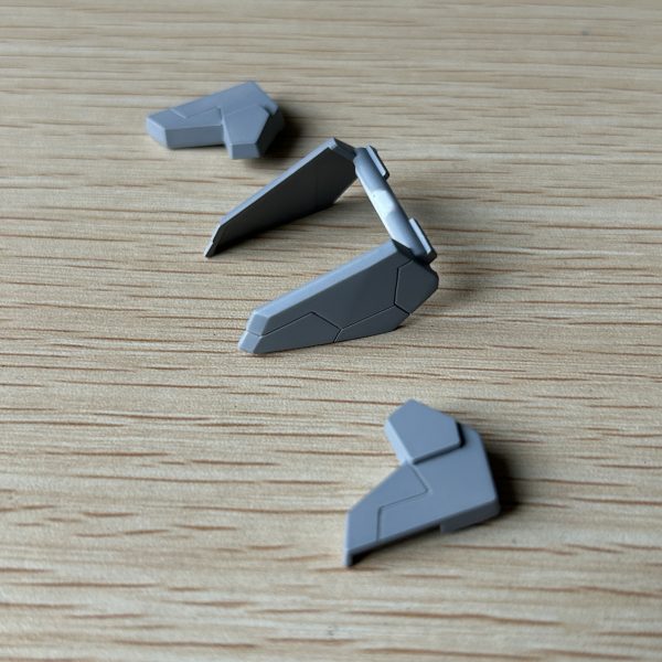 足全体に追加スジ彫りを施しつつ、短足化加工として踵をカットして短くしました。（4枚目）