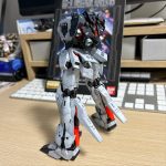 スラスター内部にディテールを追加しつつ蛍光カラーで塗装することで、ブラックライト[…]