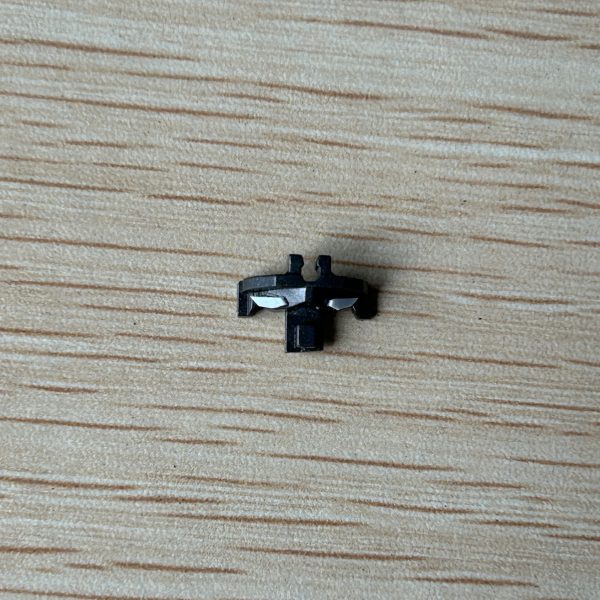 ツインアイが小さく感じたので、プラ版で自作したものを取り付けました。また、デストロイモードのフェイスマスクも小さかったのでブラ板を貼り付けて大きくしました。（2枚目）