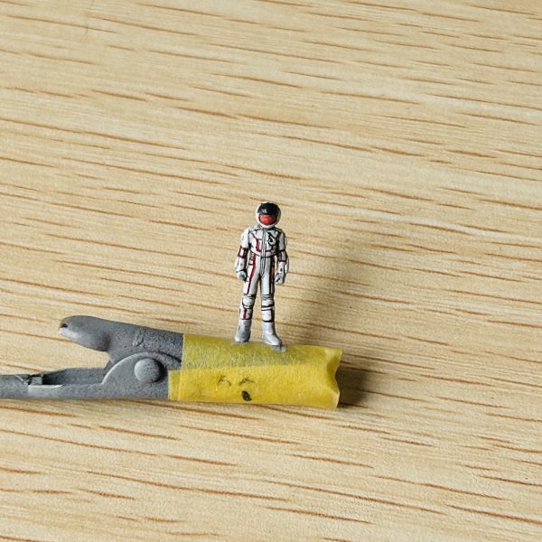 かつてガンダムに乗ったものと同じく、きみもガンダムに選ばれたのだと思いたい。いつもそれは結果的に必然だった。良くも悪くもだがな・・・手元に1/100サイズのブライト艦長があったので上記シーンを再現してみようと思ってます。塗装直後で艶消しトップコートを吹くまえなのでブライトさんお肌テッカテカ。（2枚目）