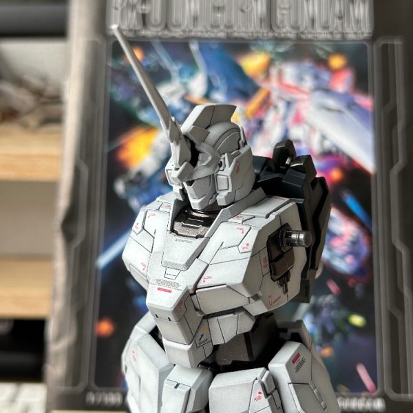 ツインアイが小さく感じたので、プラ版で自作したものを取り付けました。また、デストロイモードのフェイスマスクも小さかったのでブラ板を貼り付けて大きくしました。（1枚目）