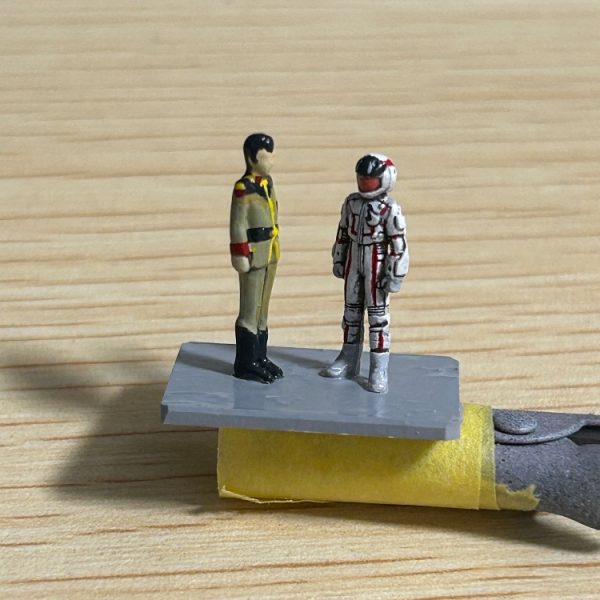 かつてガンダムに乗ったものと同じく、きみもガンダムに選ばれたのだと思いたい。いつもそれは結果的に必然だった。良くも悪くもだがな・・・手元に1/100サイズのブライト艦長があったので上記シーンを再現してみようと思ってます。塗装直後で艶消しトップコートを吹くまえなのでブライトさんお肌テッカテカ。（1枚目）