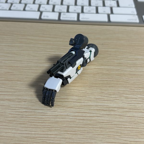 MG νガンダム Ver.Kaが手に入ったのですが、そのまま作っても面白くないので巷で話題の量産型νガンダムにしてみようと思っています。とりあえず左腕についているガトリング砲を自作してみました。HGユニコーンガンダムのシールドについているガトリング砲、EGガンダムのビームサーベルを切って混ぜてつくりました。&nbsp;（2枚目）
