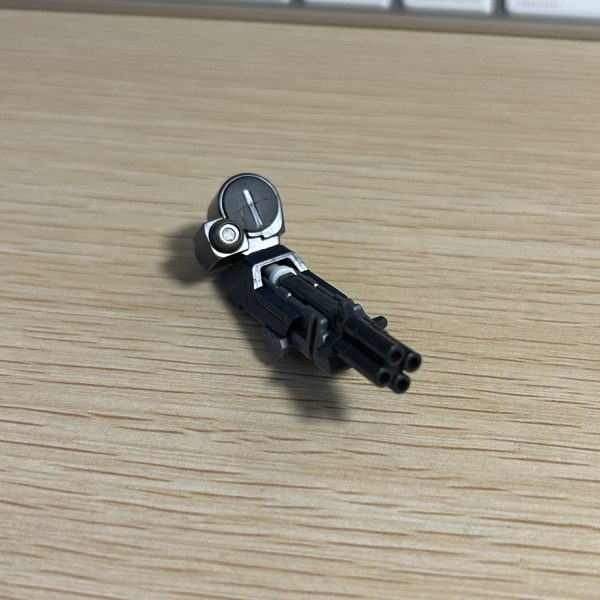 MG νガンダム Ver.Kaが手に入ったのですが、そのまま作っても面白くないので巷で話題の量産型νガンダムにしてみようと思っています。とりあえず左腕についているガトリング砲を自作してみました。HGユニコーンガンダムのシールドについているガトリング砲、EGガンダムのビームサーベルを切って混ぜてつくりました。&nbsp;（5枚目）