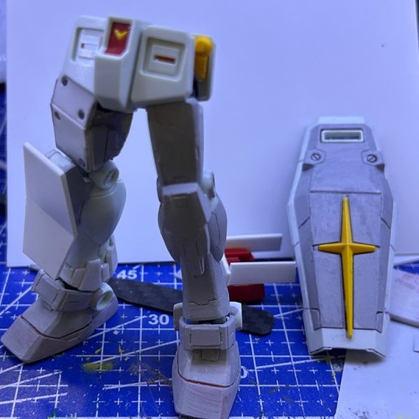 新しくディスペイのダンモ買ってみたので練習しつつ、筋彫り練習もかねてガンダムを作ってます。しかし、早々に太ももパーツを無してしまいスクラッチしました。正確に複製はできないのでジャンクから作った的な方向性に変更して進めてます😥太ももどこいったんかなぁ〜🤔