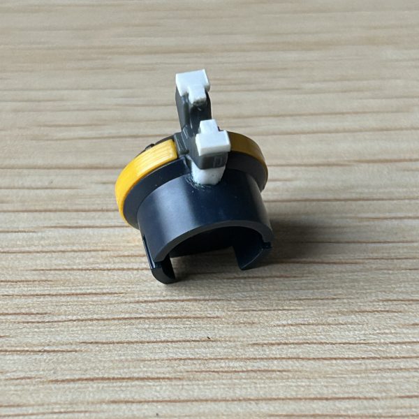 フィン・ファンネルの接続部分の貧弱性を補強する加工を施しました（画像３、４枚目）。今回はフィン・ファンネル６個のうち、３個は「シェルフ・ノズル」に改造中です（画像5枚目）。（4枚目）