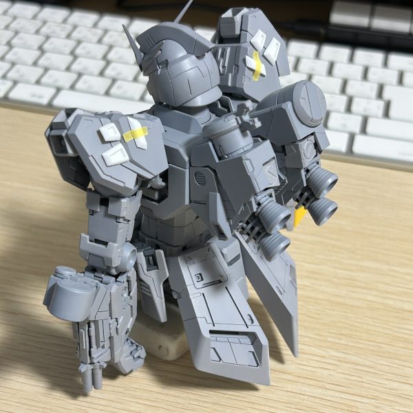 フィン・ファンネルの接続部分の貧弱性を補強する加工を施しました（画像３、４枚目）。今回はフィン・ファンネル６個のうち、３個は「シェルフ・ノズル」に改造中です（画像5枚目）。（2枚目）
