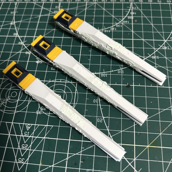 フィン・ファンネルの接続部分の貧弱性を補強する加工を施しました（画像３、４枚目）。今回はフィン・ファンネル６個のうち、３個は「シェルフ・ノズル」に改造中です（画像5枚目）。（5枚目）