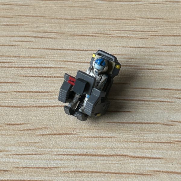 機体内部に組み込むパイロットだけ先に塗装しました。もちろんアムロではなくレーン・エイム！（2枚目）