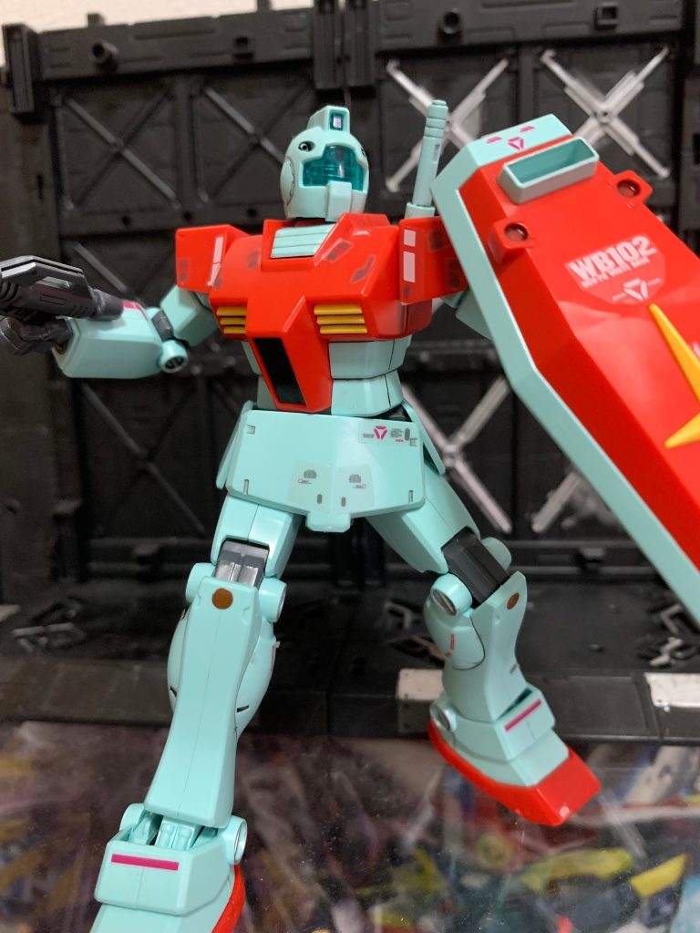 今回はジムです♪これは友人から頂いたものです！まず組んで墨入れ、MG3.0のガンダムの余ったデカールを貼っています（雑ですいません…）
