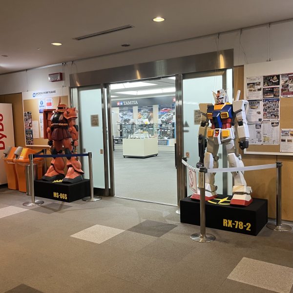 そろてん展示会がおわりました。GUNSTAモデラーの「ニャア軍曹」さんがお仕事の合間を縫ってお越し頂きコーヒーの差し入れまで頂きました😆存分にご覧頂くお姿を拝見致しまして光栄に思いました。色々とガンプラ談義に花が咲きとても楽しかったです😆沢山の方々に写真を撮って頂きお話しをさせて頂く事も出来ました。そんな中、7/19(日)に同じく静岡ホビースクエアにて開催される「ウェザーリポートシズオカ2026」の実行委員長様からお声を掛けて頂き参加させて頂く事としました😄ウェザーリポート大阪の内容はXで拝見しており凄い展示会であるのは知っていたのですが静岡でもやるというのは初耳でした。添付の案内資料のタイムテーブルをご覧頂くとお分かり頂けるのですがプロモデラー審査員によるガチコンテストでもあります。参加費用が一作品1000円掛かるのと他のコンテストで入賞した作品はNGなので今回のそろてんの様に大量展示は無理なのですが「嵐の中で輝いて」と「Private War」の2作品をエントリーさせて頂きました。(