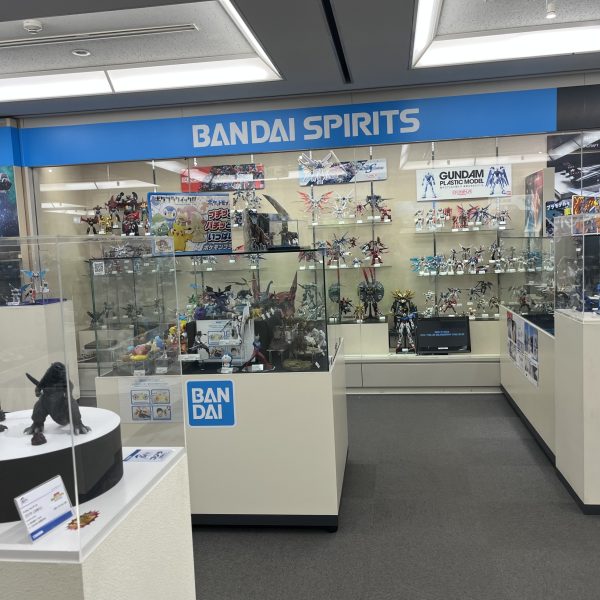そろてん展示会がおわりました。GUNSTAモデラーの「ニャア軍曹」さんがお仕事の合間を縫ってお越し頂きコーヒーの差し入れまで頂きました😆存分にご覧頂くお姿を拝見致しまして光栄に思いました。色々とガンプラ談義に花が咲きとても楽しかったです😆沢山の方々に写真を撮って頂きお話しをさせて頂く事も出来ました。そんな中、7/19(日)に同じく静岡ホビースクエアにて開催される「ウェザーリポートシズオカ2026」の実行委員長様からお声を掛けて頂き参加させて頂く事としました😄ウェザーリポート大阪の内容はXで拝見しており凄い展示会であるのは知っていたのですが静岡でもやるというのは初耳でした。添付の案内資料のタイムテーブルをご覧頂くとお分かり頂けるのですがプロモデラー審査員によるガチコンテストでもあります。参加費用が一作品1000円掛かるのと他のコンテストで入賞した作品はNGなので今回のそろてんの様に大量展示は無理なのですが「嵐の中で輝いて」と「Private War」の2作品をエントリーさせて頂きました。(