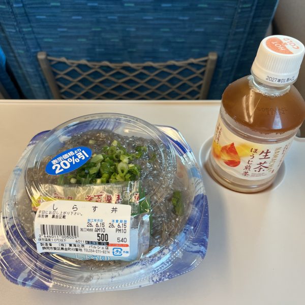 今回の静岡での展示会によりほとんどのジオラマを静岡に置いて名古屋へ戻ります。ちょっぴり寂しいですね🥲7/19（日）のウェザリポシズオカでまた戻って来ます。展示予定のドムトローペンのヒートホークがやっつけ仕事の内容だったのでそれだけコンテストまでに作り替えようかと思っています。最近の帰りの新幹線での晩飯はこの「生しらす丼」です🤤今から夏場にかけてがシーズンで静岡駅構内に併設されている魚屋のお寿司コーナーでいつも買って帰るのが楽しみです😄20%引で400円！安い‼️ビール🍺呑みて…（4枚目）