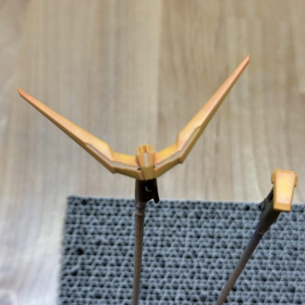 やっと出張ラッシュ終わり塗装開始ですいただいたMGSDディスティニーは、柔らかプラ苦手なのでパチ組グラデーション全塗装^o^ブラウン→ホワイト→クリアーレッドの順で塗装ですコアファイターは迷ったけど、いつもの戦闘機塗装とほぼ同じ工程で塗装する事にしました戦闘機や戦車は組み立て完了から塗装するけど、コアファイターはパーツごと塗装していきます、あと４回ほど塗り重ねていくので時間かかりそう( ´∀｀)（2枚目）
