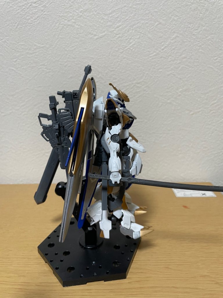 ガンダムフェネクスはゼクノヴァによってやってきたフェネクス（宇宙世紀）のサイコフレームの破片を解析し機体の各部に使われている。阿頼耶識システムとサイコフレームの反応速度により尋常ではない反応速度になっている。さらにデスティニーのヴォワチュールリュエールと機体本来の軽さも相待ってとんでもないです速度を出すことができる。（という設定。）&nbsp;今回は初めてサーフェイサーやデカールを使ってみました。サーフェイサーは塗料の乗りがすごくよくなってびっくりしました。デカールは貼ると一気にかっこよくなってとても興奮しましたね。