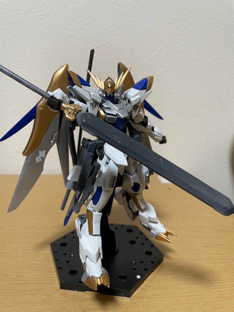 武装は・ソードメイス・太刀・アサルトナイフ×2・テイルブレード×2・サブアームソード×2・90mmガトリング砲・ダインスレイヴマグナムダインスレイヴマグナムはビームマグナムの強力なビームと小型のダインスレイヴを同時に放ち装甲のあらゆる耐性を無視し破壊する。反動がすごく、サブアームで補強しなければ腕にダメージが入ってしまう。という装備になっています。