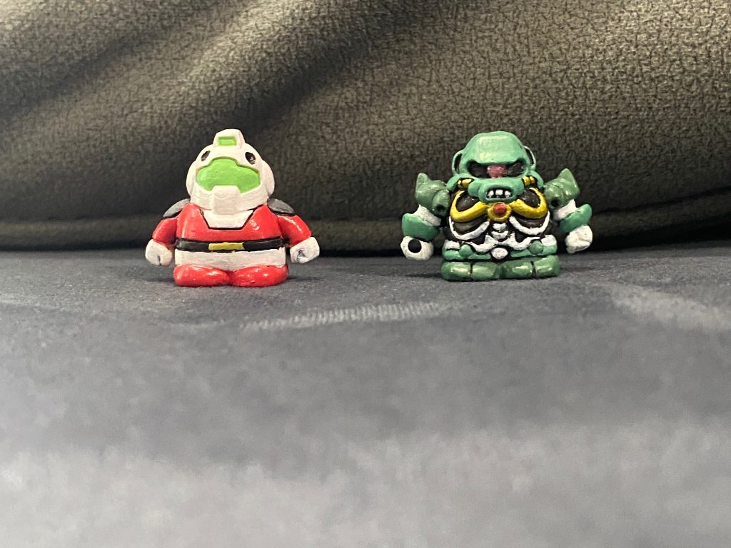 左:ジムヘンソン。カードダスの絵よりでぶっちょでかわいい。右:スケルトンドーガ。色数の割に細かくて大変だった。
