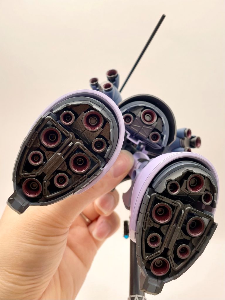 足裏のバーニアは目を惹きますね！これだけの機体の推進力には必要なんでしょうね！！&nbsp;最近はミキシングとかよりも機体をなるべくそのままで作製してきたので…。次は久しぶりのミキシング機体を完成させられれば！！