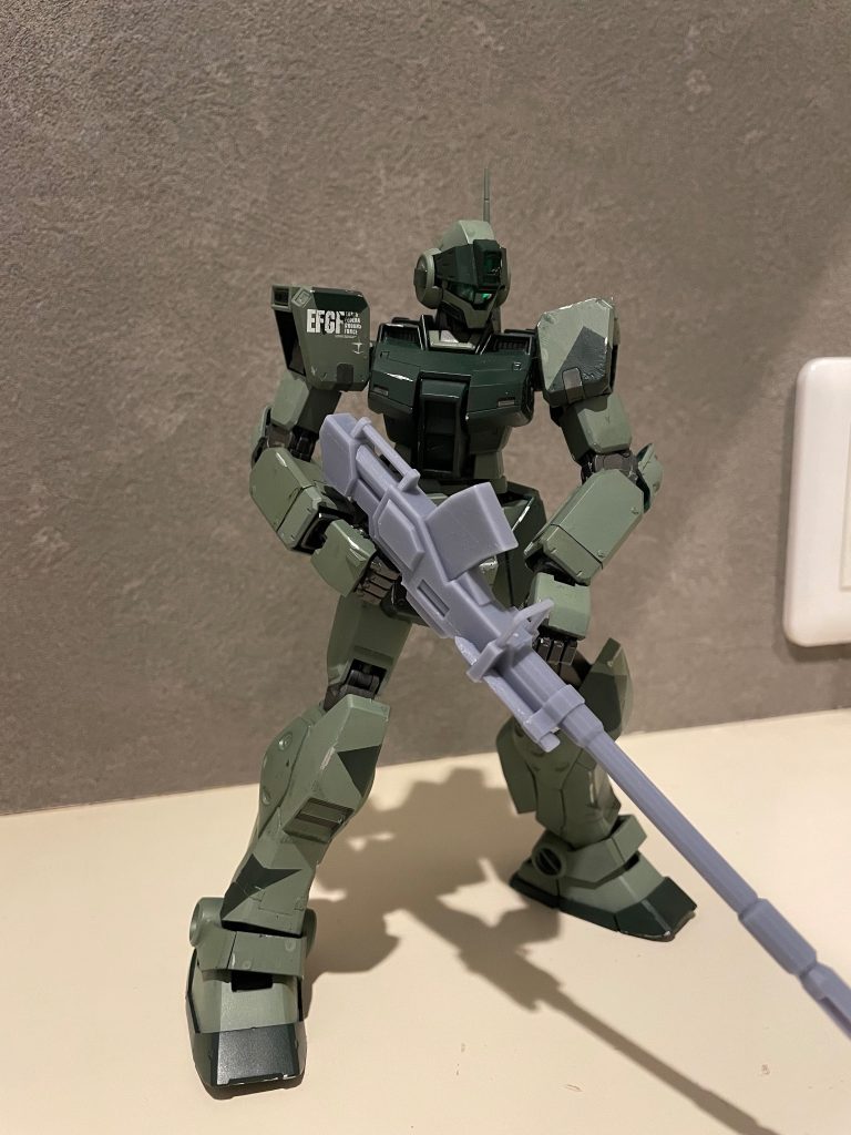 まずはメイン写真にもなっている180mmキャノンガンダムでトップクラスに好きな武器ですこちらはネット上で公開されているものをダウンロードして印刷ちなみにこのジムスナイパーIIは過去に投稿したものに塗装ハゲっぽく軽く銀を追加したものです