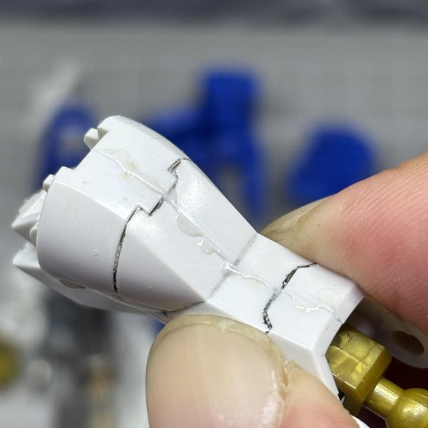 21年前に作ったHGストライクフリーダムガンダムを今の自分の技術で復活させようとちょこちょこ作業中です。それにしても合わせ目多くね？肩、腕、腿、脚、武器…結構あるやん(zaku-kao4)塗装も控えてるので、やったことのない後はめ加工っぽいことにも挑戦してます💦（2枚目）