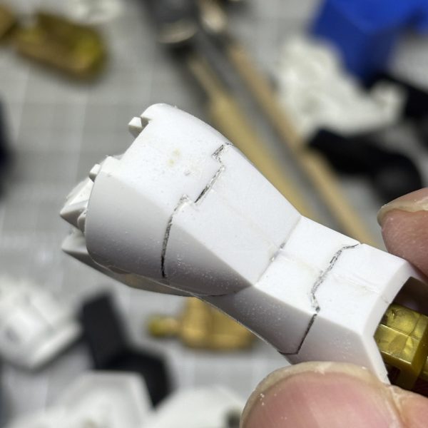 21年前に作ったHGストライクフリーダムガンダムを今の自分の技術で復活させようとちょこちょこ作業中です。それにしても合わせ目多くね？肩、腕、腿、脚、武器…結構あるやん(zaku-kao4)塗装も控えてるので、やったことのない後はめ加工っぽいことにも挑戦してます💦（3枚目）