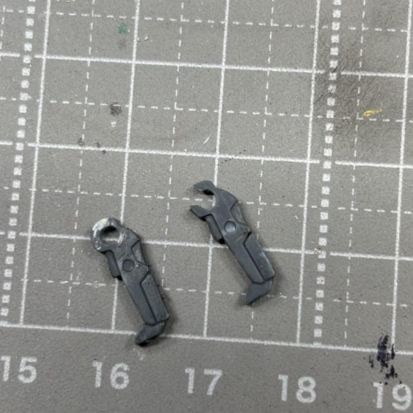 武器の後ハメ加工21年前に素組みしたHGストライクフリーダムガンダムをリメイク中です…。後ハメ加工と言っても大した加工はできないので、以前に投稿した肩の部分と武器の持ち手とかくらいしかないんですけどね(gundam-kao5)O型の接続部をニッパーでC型に切っただけ。でもポロリしない程度の幅の調整と、ぐりぐりしすぎないようにしないと失敗するからちょっとだけ気を遣いますよね(zaku-kao4)合わせ目消したらいよいよ塗装だー！（2枚目）