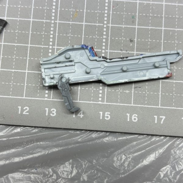 武器の後ハメ加工21年前に素組みしたHGストライクフリーダムガンダムをリメイク中です…。後ハメ加工と言っても大した加工はできないので、以前に投稿した肩の部分と武器の持ち手とかくらいしかないんですけどね(gundam-kao5)O型の接続部をニッパーでC型に切っただけ。でもポロリしない程度の幅の調整と、ぐりぐりしすぎないようにしないと失敗するからちょっとだけ気を遣いますよね(zaku-kao4)合わせ目消したらいよいよ塗装だー！（3枚目）