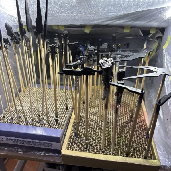さぁいよいよ塗装だー！黒サフを全体に吹き付けたところで…梅雨に入ってしまいましたね…無理に塗装するわけにもいきませんね。焦ってはダメなのです(gundam-kao8)塗装できなくてもやれることはあるさ✨・脛の部分の合わせ目消せてないところの修正（瞬間接着剤使った穴埋め）でしょ。・他の合わせ目の段落ち（擬似）モールド化でしょ。・塗り分けのためのマスキングでしょ。旧キットだからかな？これ、塗り分け結構大変なのよね(zaku-kao9)初めてのリメイク楽しくなってきたぁ(zaku-kao2)がんばれ自分！6月21日にGANSTAさんへ感謝の気持ちを伝えるんだ。仕上げてみせるさ！（2枚目）
