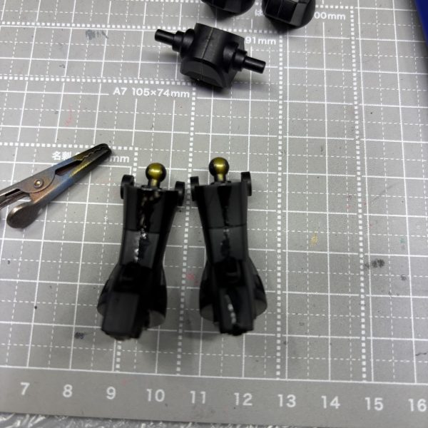 さぁいよいよ塗装だー！黒サフを全体に吹き付けたところで…梅雨に入ってしまいましたね…無理に塗装するわけにもいきませんね。焦ってはダメなのです(gundam-kao8)塗装できなくてもやれることはあるさ✨・脛の部分の合わせ目消せてないところの修正（瞬間接着剤使った穴埋め）でしょ。・他の合わせ目の段落ち（擬似）モールド化でしょ。・塗り分けのためのマスキングでしょ。旧キットだからかな？これ、塗り分け結構大変なのよね(zaku-kao9)初めてのリメイク楽しくなってきたぁ(zaku-kao2)がんばれ自分！6月21日にGANSTAさんへ感謝の気持ちを伝えるんだ。仕上げてみせるさ！（3枚目）