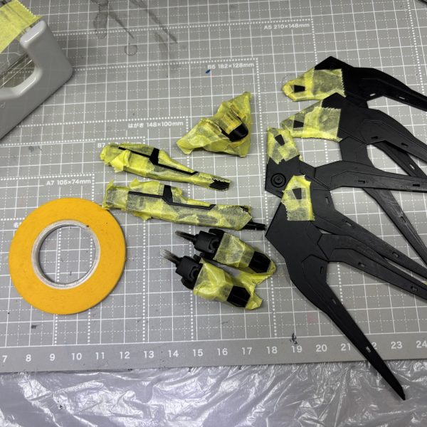 さぁいよいよ塗装だー！黒サフを全体に吹き付けたところで…梅雨に入ってしまいましたね…無理に塗装するわけにもいきませんね。焦ってはダメなのです(gundam-kao8)塗装できなくてもやれることはあるさ✨・脛の部分の合わせ目消せてないところの修正（瞬間接着剤使った穴埋め）でしょ。・他の合わせ目の段落ち（擬似）モールド化でしょ。・塗り分けのためのマスキングでしょ。旧キットだからかな？これ、塗り分け結構大変なのよね(zaku-kao9)初めてのリメイク楽しくなってきたぁ(zaku-kao2)がんばれ自分！6月21日にGANSTAさんへ感謝の気持ちを伝えるんだ。仕上げてみせるさ！（6枚目）