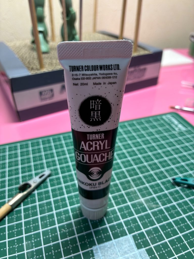 モノアイ周りをこの暗黒ブラック（Amazonで500円弱）で塗りました影になるところは結構暗くなりますね&nbsp;