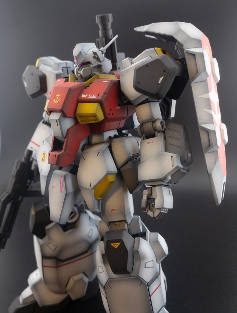 カメラアイ系統もジムに習ってブルー系にしたかったんですが、思う様にピンクからブルー系に塗装できなかったので諦めました🐥💦