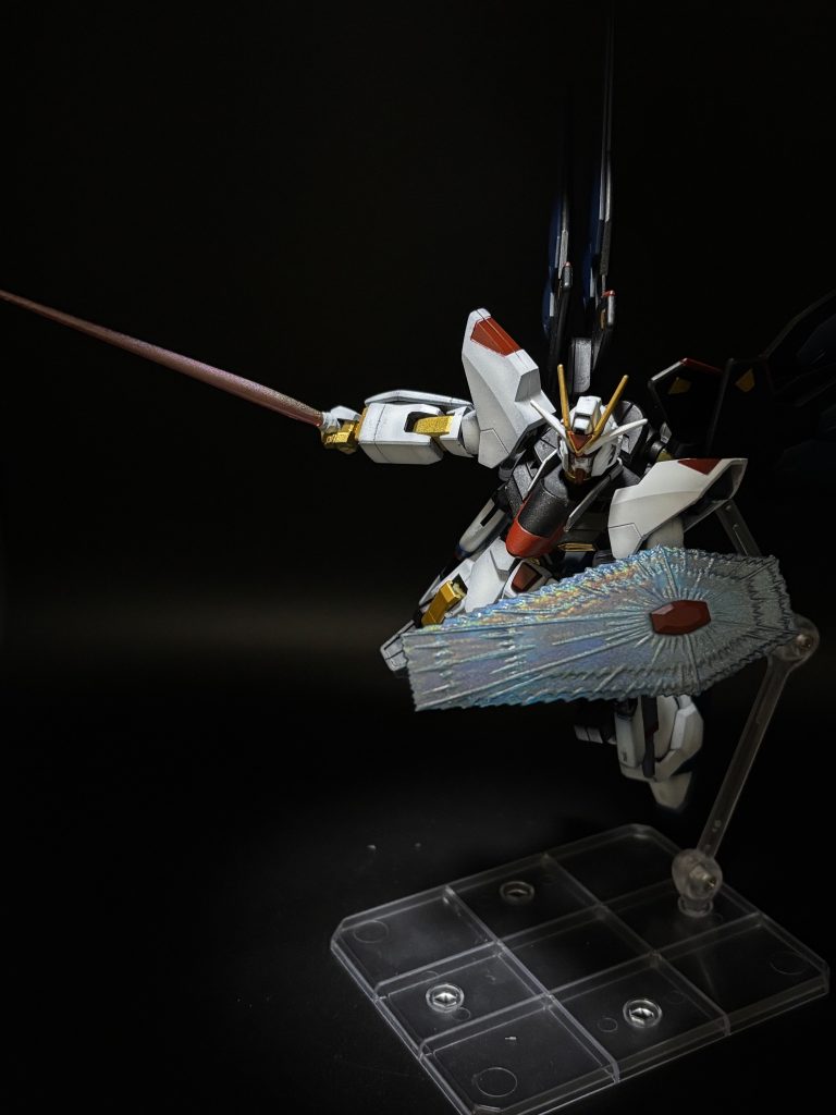 ビームサーベル構えさせてみます。シールドとサーベルは偏光塗料✨ギラッギラです(zaku-kao2)