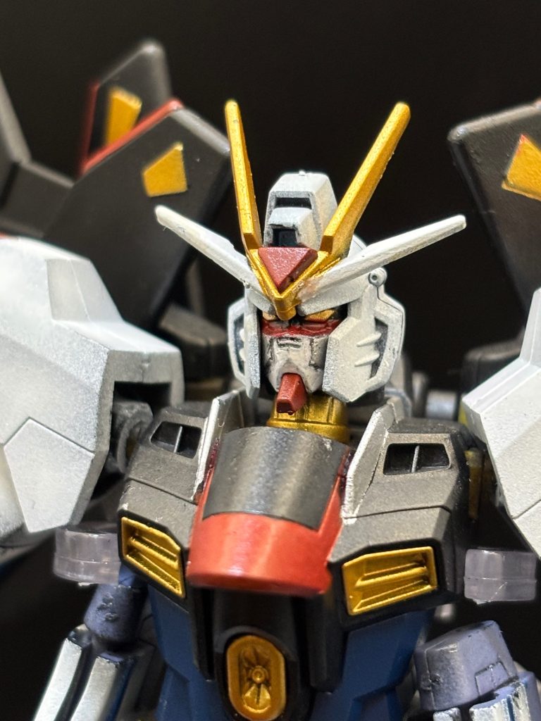 顔のアップ。赤の隈取りのためのマスキングすごく難しかったです(zaku-kao4)顔もパーツ分割されてなかったので全て塗り分けです(gundam-kao5)