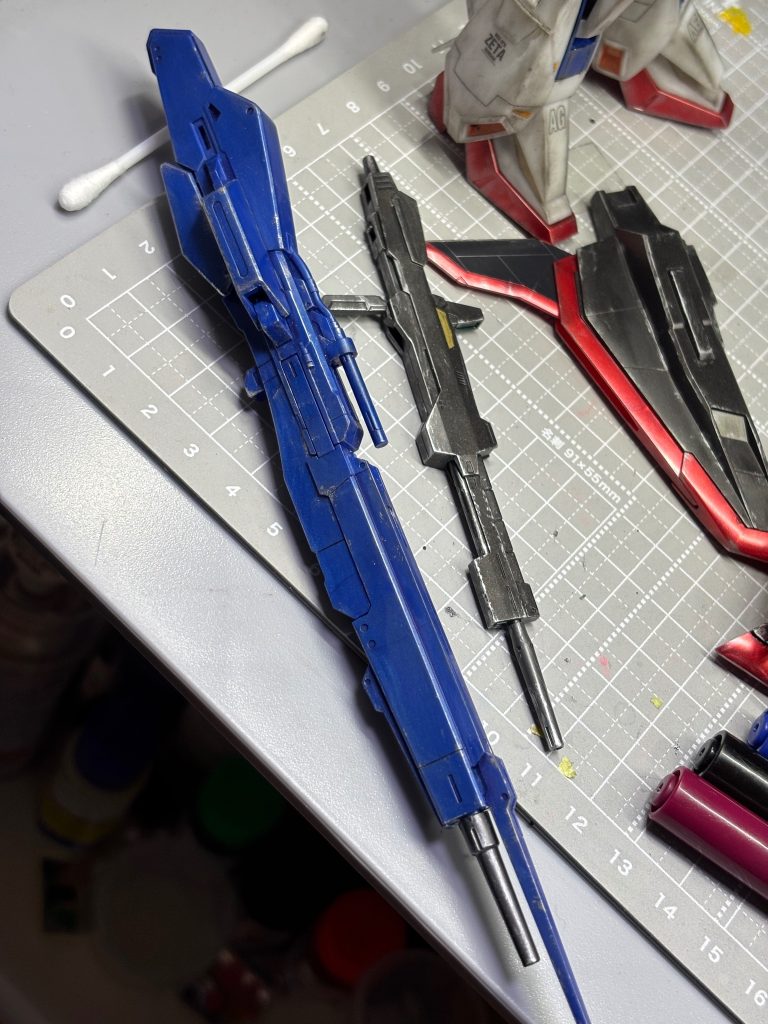 武装は控えめにウェザリングしました。ビームライフルは伸縮ギミックがあります。こちらもリアルタッチマーカーで塗りつぶして拭き取り。色のトーンが落ちていい感じになります。その上でシルバーのドライブラシ。ハイパーメガランチャーはリアルタッチマーカーのブルー1を塗りたくり、拭き取り。同じくシルバーのドライブラシ。それにしてもハイパーメガランチャーがデカイ❗️デカイ武器大好物(zaku-kao6)
