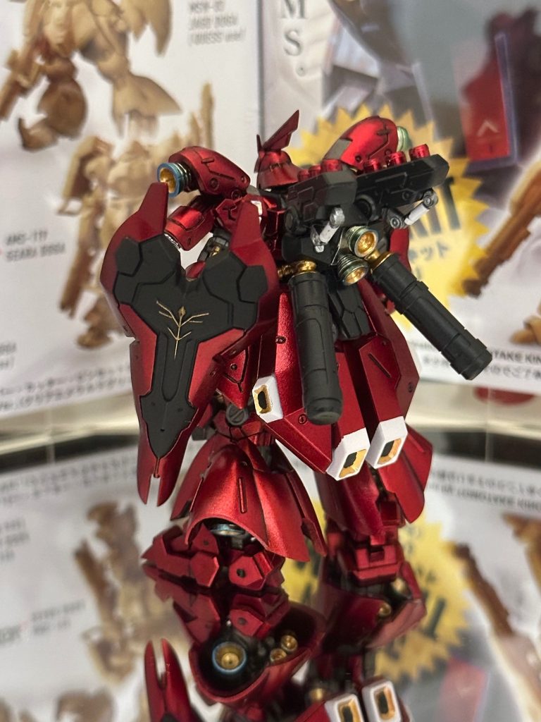 肩とシールドが可動するので元々のアーティファクトサザビーの武器とシールドの持ち方もできます。