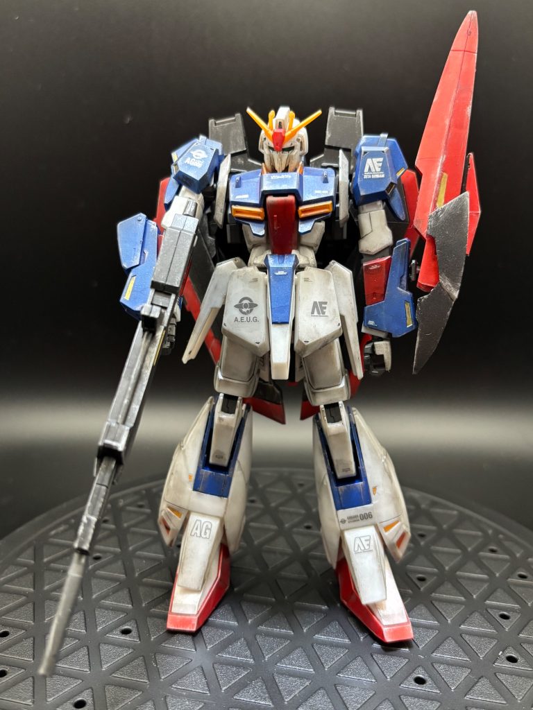 正面です。キット自体はリバイブ版Zガンダムと同じですが、成形色のカラーリングがパールカラーになっていました。とても美しい見た目でしたが、汚してつや消し吹いてます✌️🙄写真ではわかりにくいですが、中々面白い見た目になりました。