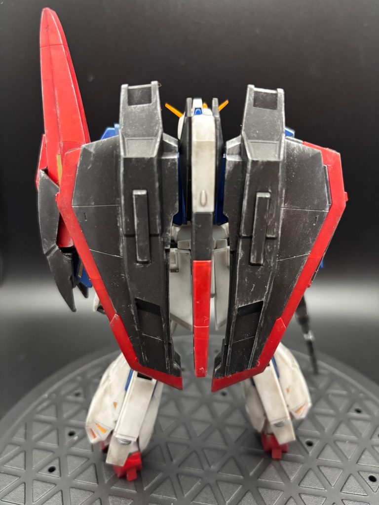 背面です。Zガンダムといえばこのウイングが特徴ですね。ガッツリとドライブラシ、ウェザリングマスターで金属の擦れを表現✨これが楽しくて仕方ない(gundam-kao3)