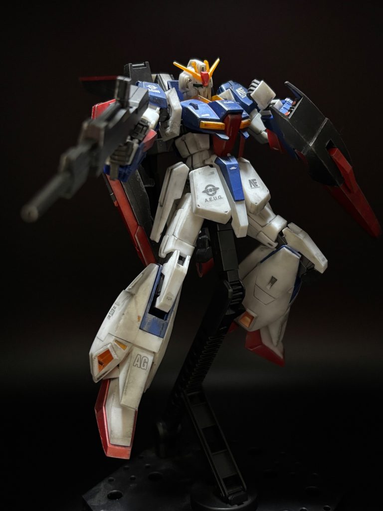 ポージングさせていきます✨まずはライフル射撃ポーズ(gundam-kao7)変形機構がある割には可動域はそこそこ。でも肩を回すときは肩の機構が壊れそうで怖いので慎重に…。