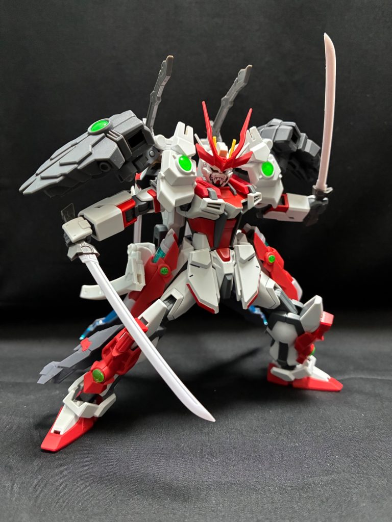 戦国アストレイの宝珠のような箇所は全てフラットに削り出してクリアパーツをはめ込み各所に追加の装甲を付けて鎧のようにしました&nbsp;サイドアーマーと足にスラスターパーツを追加腰には武装兼スラスターを装備バックバックに装備してある刀は前後左右に稼働するので足を広げたり腰を稼働させるポーズをとっても干渉しません