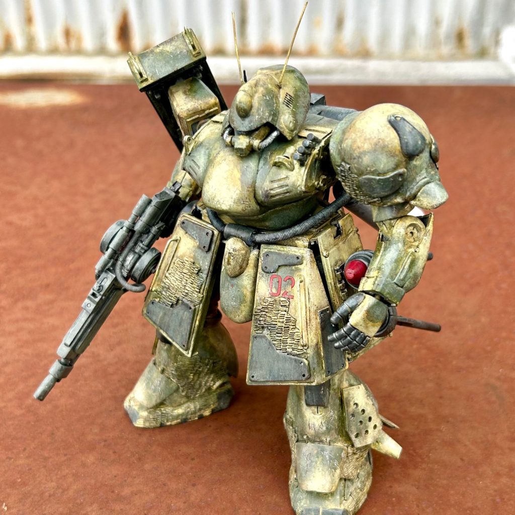 左肩アーマーもキットの物は微妙だったので丸ウキにエポパテで新造。パイプ類はスプリングに置き換え。手はWAVEのハンドパーツで。
