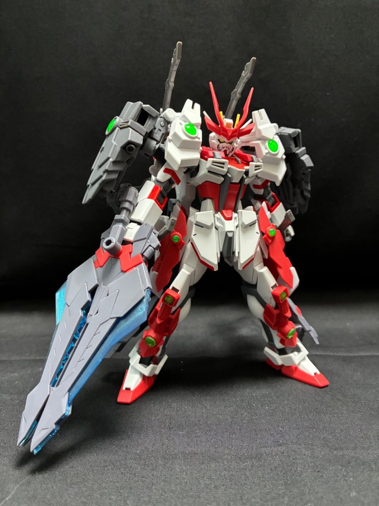 こちらも改造に使ったキットの武装をそのまま流用して腰に装備している時はスラスターとして使用&nbsp;腕に装備している時は改造元と同じ使い方をしています&nbsp;基本のソードモードと変形してアローモードにすることが可能&nbsp;アローモードはビームライフルのようなものとしています&nbsp;重量があるので武装を保持する為のパーツを追加で制作してます