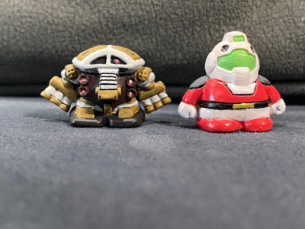 左:ジュアッグ。旧素材だったので、めちゃくちゃに縮んで細かかった。(zaku-kao4)筆ってすげっ。(zaku-kao2)右:ジムヘンソン。初めてペンで塗ったのだが、他とかなり違う毛色になった。(gundam-kao2)