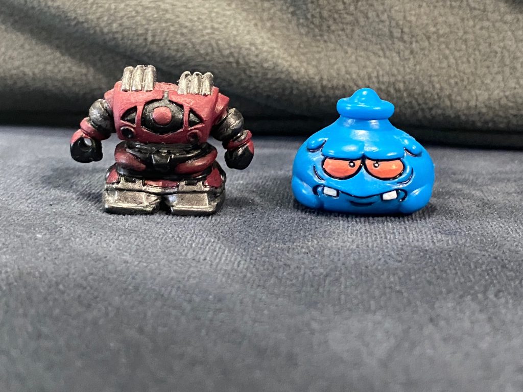 左:ゾゴック。実は最初に塗った時よりアップデートしてる。(zaku-kao10)右:スライムアッザムは、青をそのまま生かして、ペンと、墨入れガンダムマーカーで塗装。