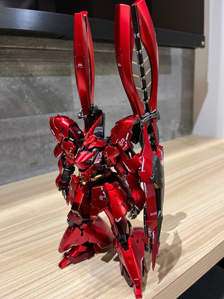 背負い物が大きいので自立させるのがすごい大変でした(ポーズ決めたりビームライフル持たすのは途中で諦めました)