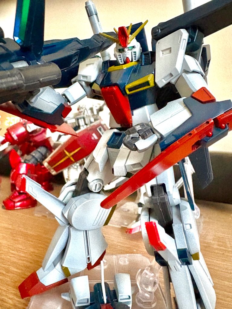 ガンダムブルーとレッドは少し落ちついた色にしました。