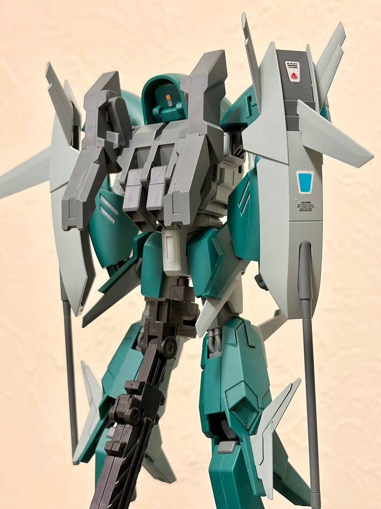 バックショットです。背中にある垂直尾翼みたいな翼はシールド部に移植してみました。